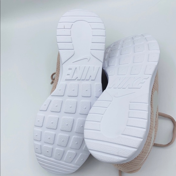 Nike women’s Tanjun New in Box - Picture 5 of 6